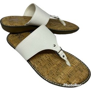 A2 by Aerosoles Cool Cat White Thong Sandals size 7.5